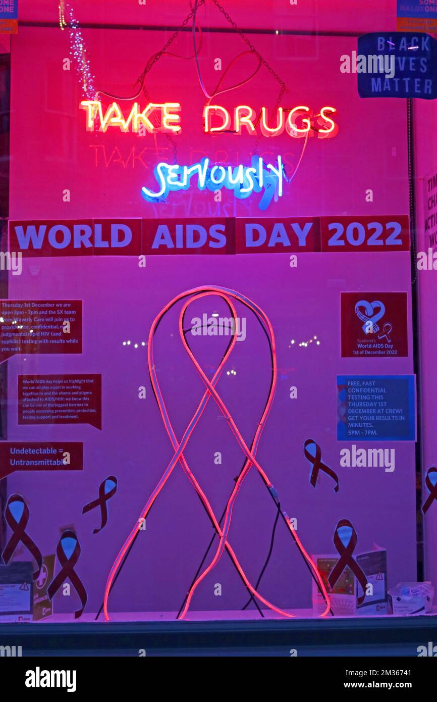 Prenez les drogues au sérieux, enseigne néon, équipe 2000, modification de l'esprit, réduction des méfaits et charité de proximité, 32 Cockburn Street, Édimbourg, Écosse, EH1 1PB Banque D'Images