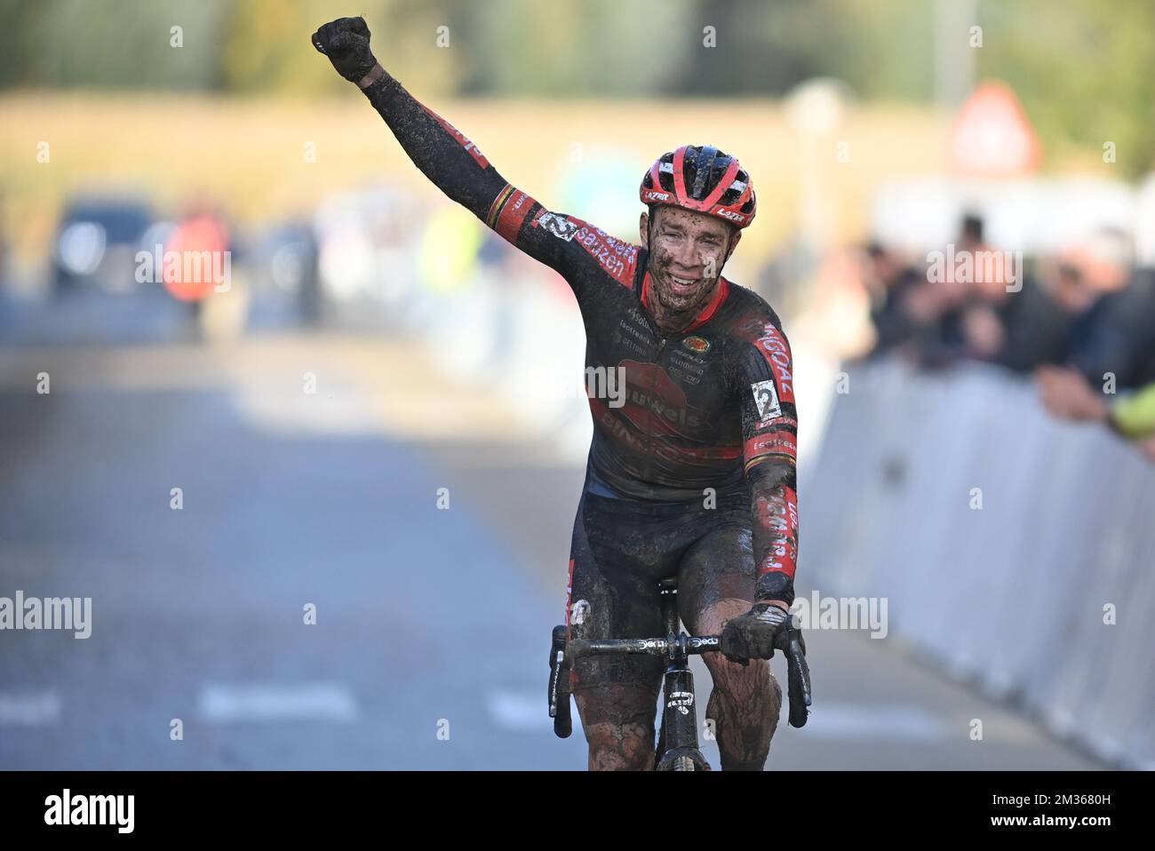 Le Belge Laurens Sweeck célèbre sa victoire dans la course d'élite masculine du Kermiscross cyclocross à Ardooie, jeudi 21 octobre 2021. BELGA PHOTO DAVID STOCKMAN Banque D'Images