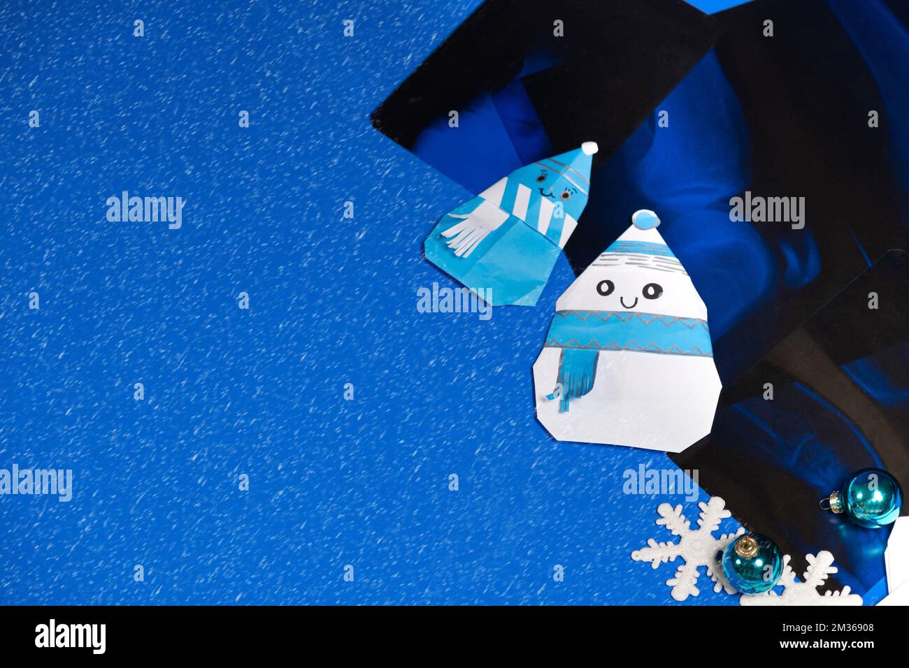 Radiologie de Noël - rayons X, bonhommes de neige et flocons de neige sur fond bleu, un lieu pour le texte Banque D'Images