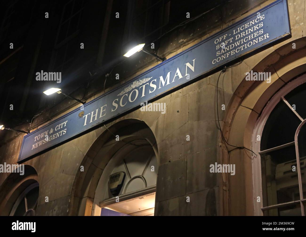 Agents de presse traditionnels vendant les agents de presse Scotsman, Town & City, 9 Waterloo place, Édimbourg, Lothian, Écosse, Royaume-Uni, EH1 3BG Banque D'Images