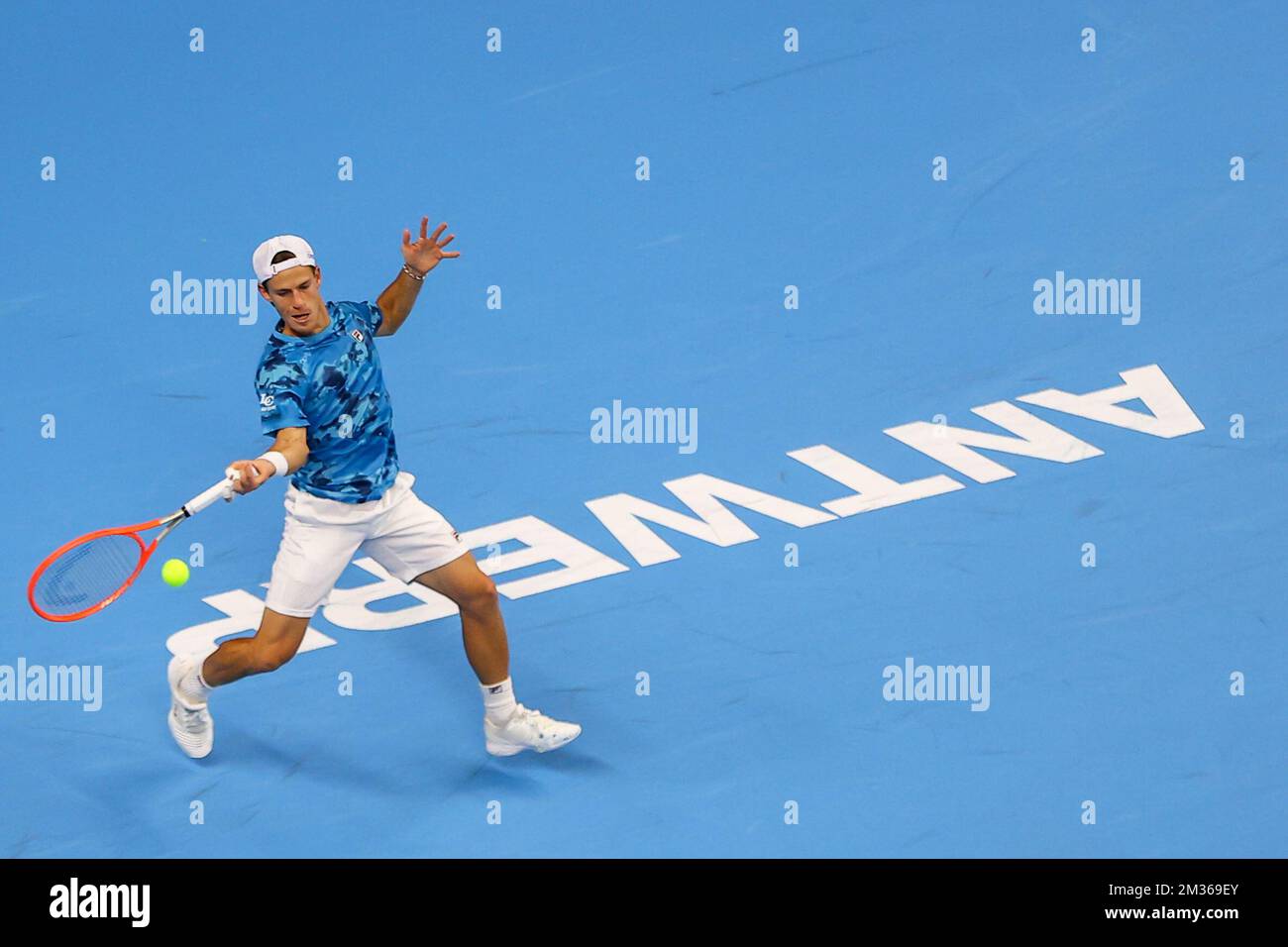 Argentine Diego Schwartzman photographié en action lors d'un match de tennis  simple entre l'Argentin Schwartzman et la Nakashima des États-Unis, dans  les finales 1/4 du tournoi européen Open de tennis ATP, à