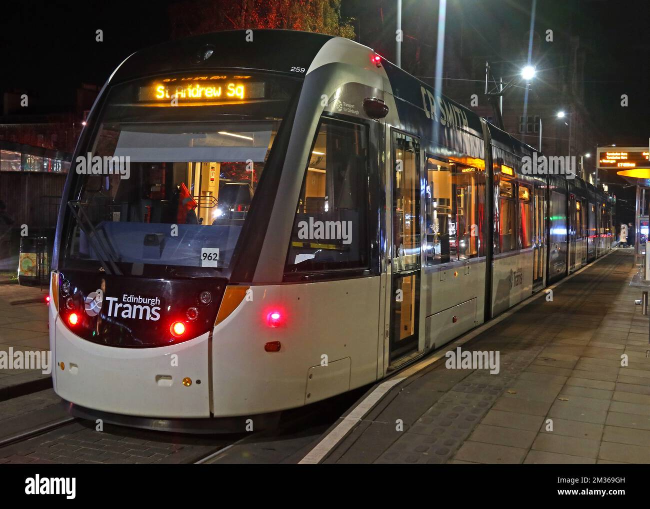 Arrêt de St Andrews Square, tramway de nuit, Édimbourg, dans les transports publics de Lothian, Écosse, Royaume-Uni Banque D'Images