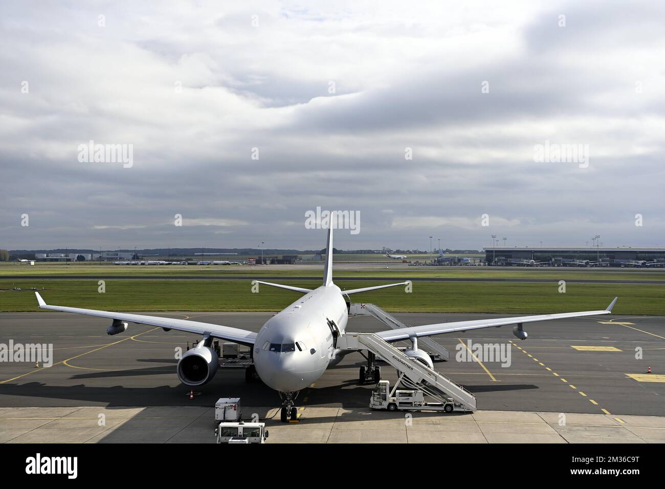 L'illustration montre l'Airbus A330 MRTT avant le départ à l'aéroport militaire de Melsbroek pour une visite de travail royale au Danemark, pour discuter des stratégies d'emploi et de formation, lundi 25 octobre 2021 à Copenhague, Danemark. BELGA PHOTO ERIC LALMAND Banque D'Images