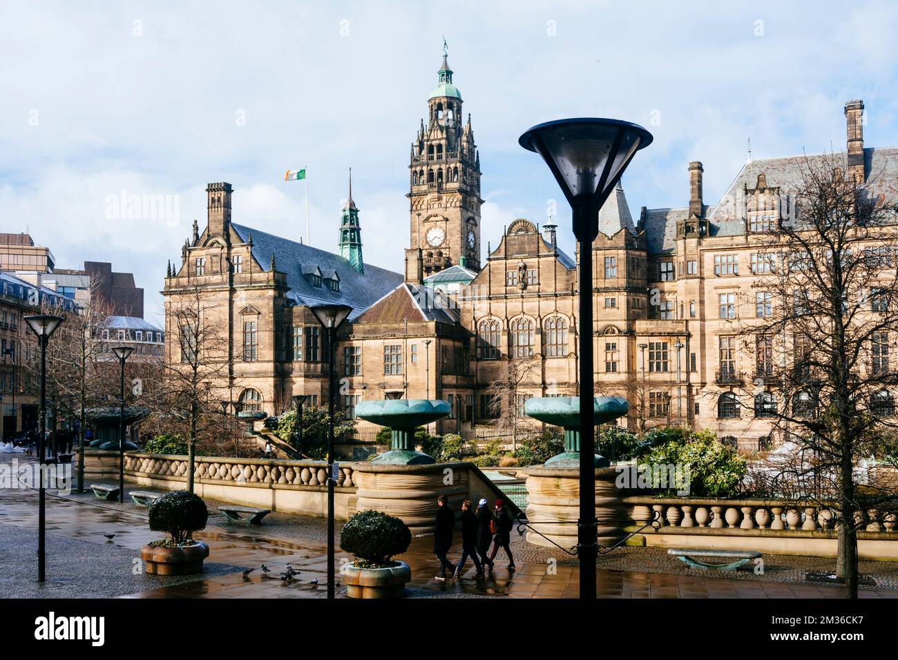 Les jardins de la paix sont une place dans le centre de la ville de Sheffield, en Angleterre. Les jardins jouxtent l'hôtel de ville gothique de Sheffield. Sheffield, Yor Sud Banque D'Images