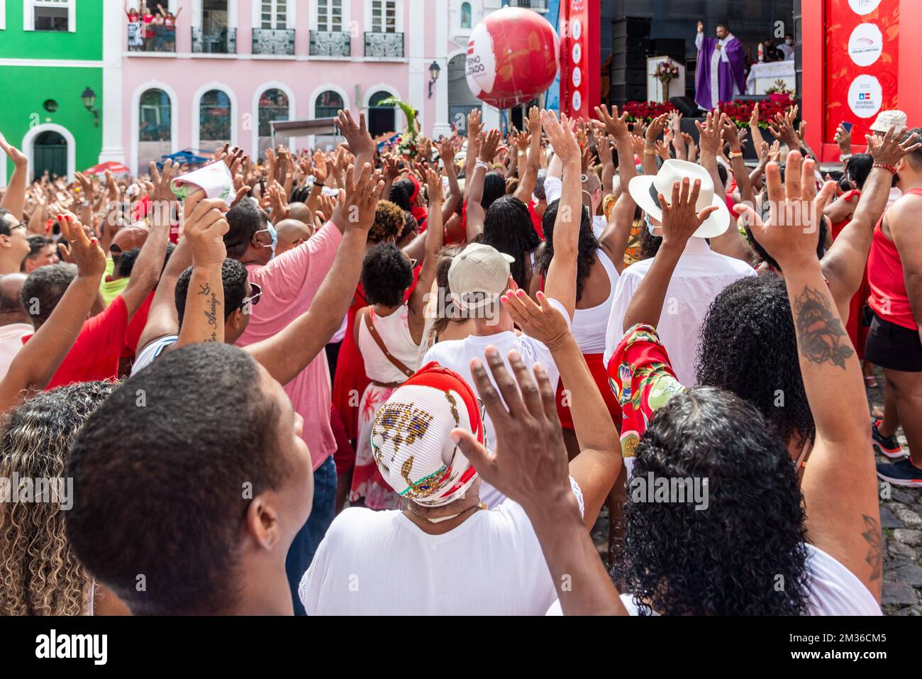 Salvador, Bahia, Brésil - 04 décembre 2022: Les catholiques dévorés de Santa Barbara élèvent leurs bras vers le ciel en l'honneur de Santa. Pelourinho, Salvador, Ba Banque D'Images