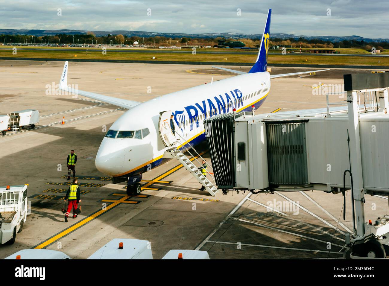L'avion de Ryanair a amarré à l'aéroport de Manchester. L'aéroport de Manchester est un aéroport international à Ringway, Manchester, Angleterre, Royaume-Uni, Europe Banque D'Images