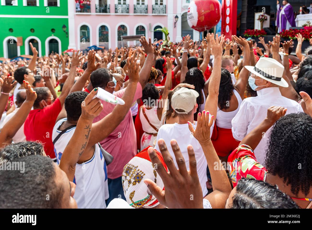 Salvador, Bahia, Brésil - 04 décembre 2022: Les catholiques dévorés de Santa Barbara élèvent leurs bras vers le ciel en l'honneur de Santa. Pelourinho, Salvador, Ba Banque D'Images