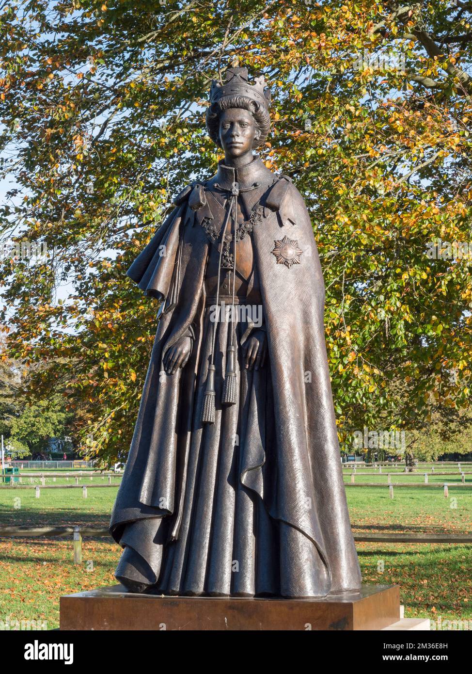 Statue de la Reine Elizabeth II créée par le sculpteur James Butler sur le terrain de plaisance de Runnymede, Runnymede, Royaume-Uni. Banque D'Images