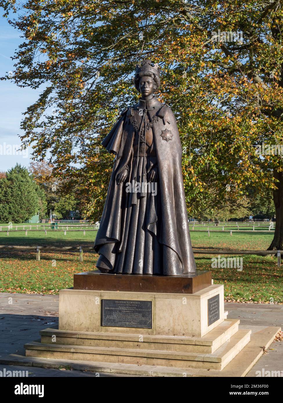 Statue de la Reine Elizabeth II créée par le sculpteur James Butler sur le terrain de plaisance de Runnymede, Runnymede, Royaume-Uni. Banque D'Images