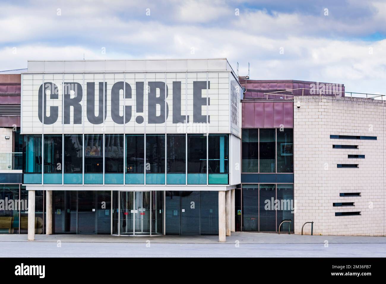 Le Crucible Theatre, le Crucible, est un théâtre de Sheffield. Bien qu'il accueille régulièrement des représentations théâtrales, il est plus connu pour accueillir des profess Banque D'Images