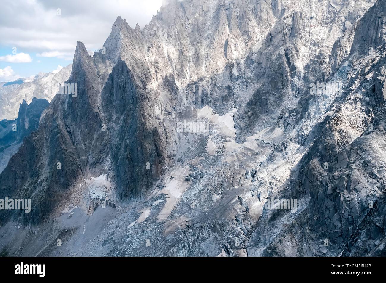 Les montagnes se camouent entre les glaciers des alpes. Banque D'Images