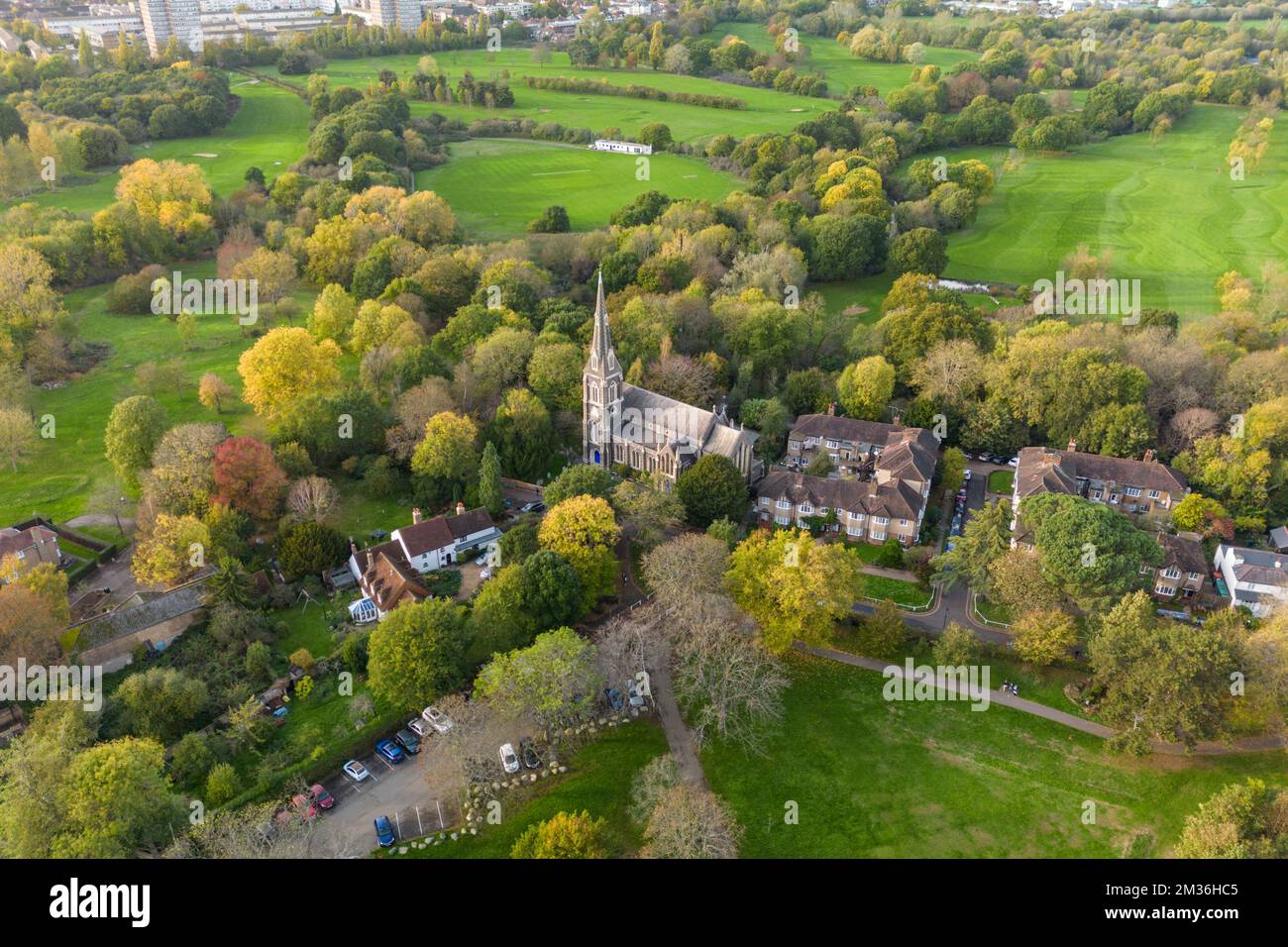 Vue aérienne de l'église St Marys dans le terrain de loisirs de Churchfield, Brant River Park, Hanwell, Londres, Royaume-Uni. Banque D'Images