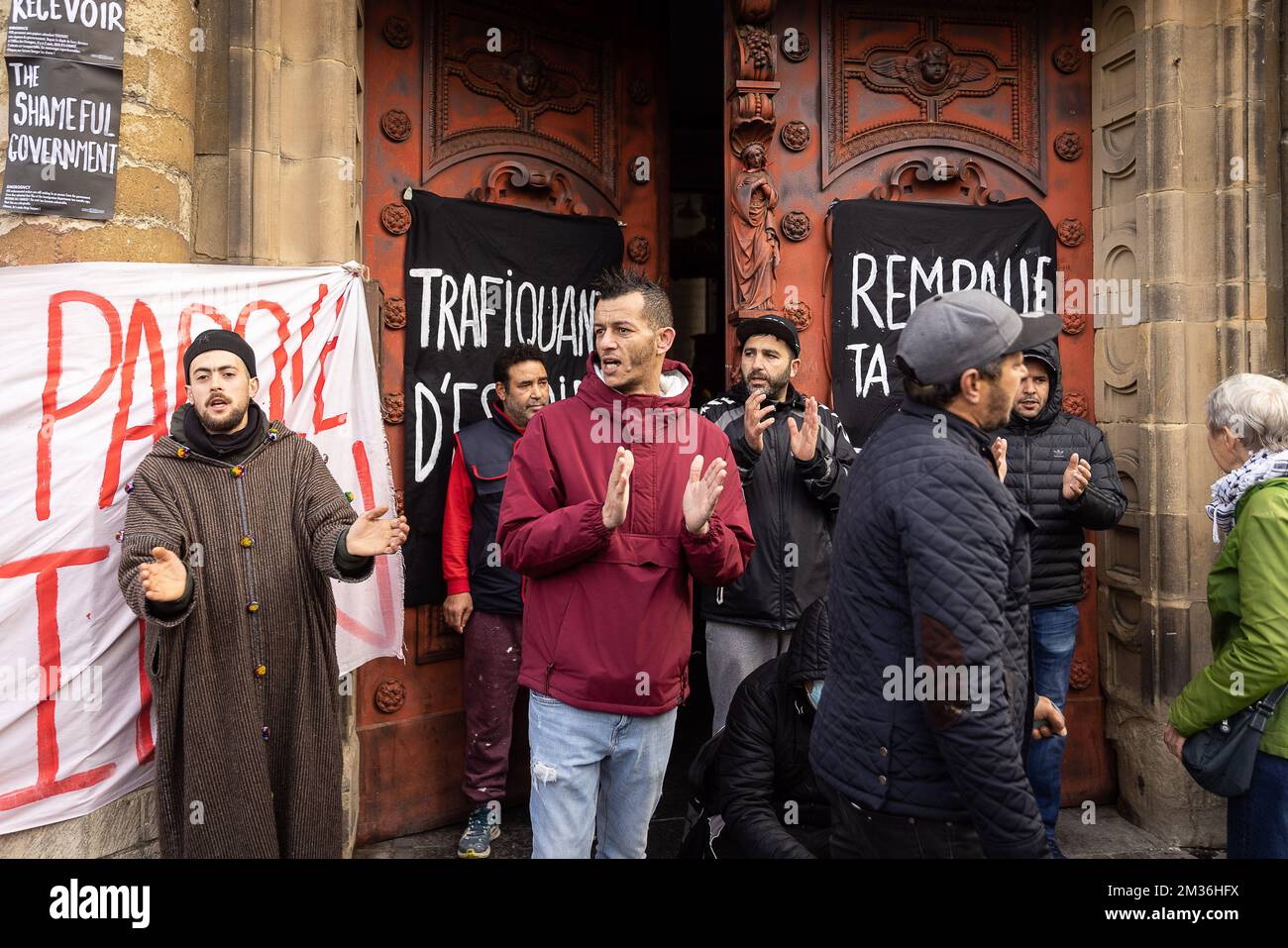 Les gens manifestent leur soutien lors d'une conférence de presse l'église Saint-Jean-Baptiste au Béguinage - Sint-Jan Baptist Ten Begijnhoferk - Eglise Saint-Jean-Baptiste-au-Béguinage, à Bruxelles, où les personnes sans papiers ont repris leur grève de la faim pour exiger la régularisation, mercredi 03 novembre 2021. Les grévistes affirment que leur arrangement avec le secrétaire d'État à l'asile et à la migration Mahdi n'a pas été respecté. BELGA PHOTO JAMES ARTHUR GEKIERE Banque D'Images