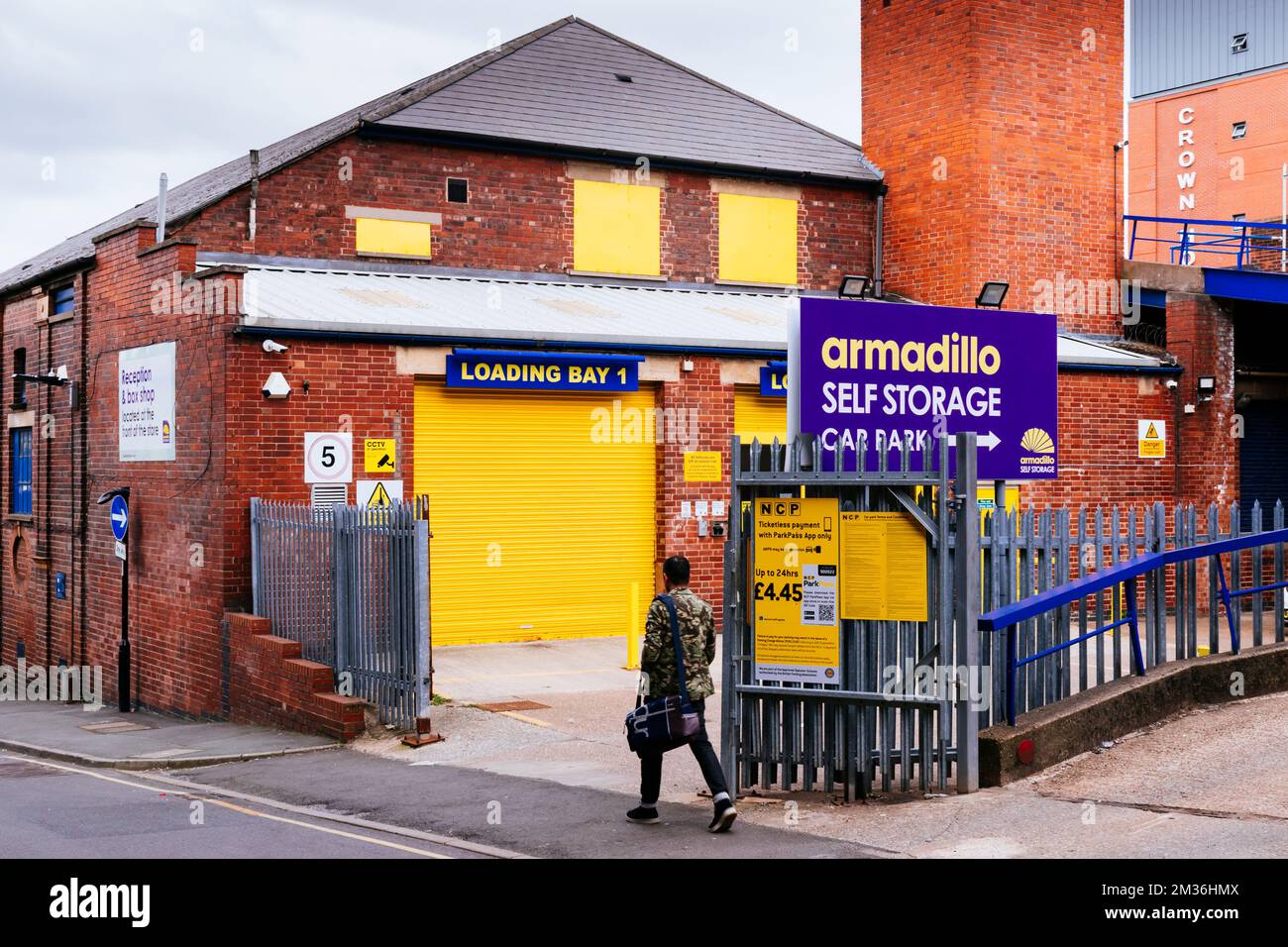 Armadillo Self Storage. Le Big Yellow Group est une société de stockage autonome basée à Bagshot, en Angleterre. L'entreprise est classée parmi les plus grandes entreprises de stockage automatique Banque D'Images
