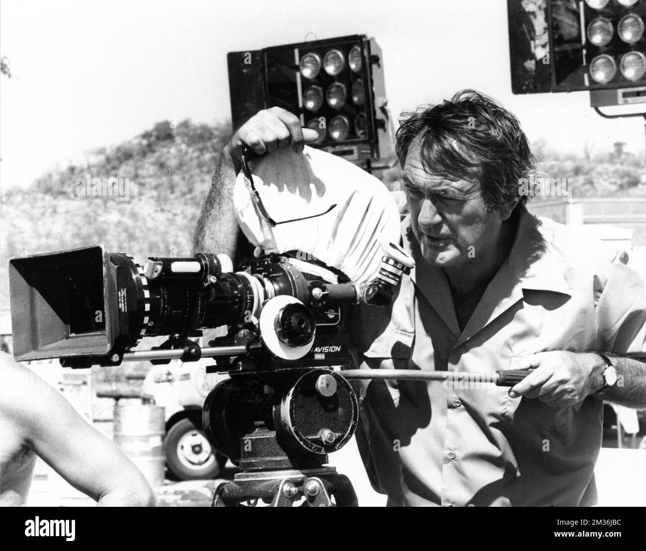 Directeur ANDREW V. McLAGLEN sur le terrain Candid pendant le tournage des OIES SAUVAGES 1978 réalisateur ANDREW V. McLAGLEN scénario Reginald Rose roman Daniel Carney producteur Euan Lloyd Richard film Productions (Ouest) / Victory films / Varius Entertainment Trading A.G. / Classement des distributeurs de films Banque D'Images