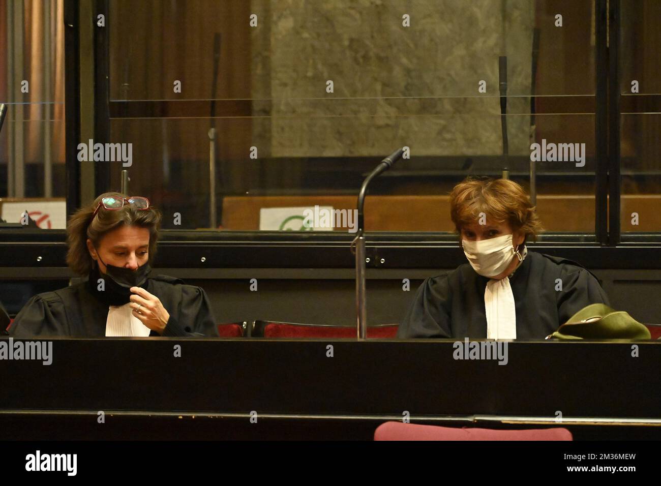 L'avocate Catherine Toussaint et l'avocate Chantal Moreau photographiées lors de la session de constitution du jury lors du procès assizes de Sami Akhbriche pour le meurtre de son ami Oussama Ben Alla, devant la Cour d'assises de la région de Bruxelles-capitale, mardi 09 novembre 2021, à Bruxelles. Akhbriche est accusé du meurtre d'un de ses amis. Le corps sans vie de la victime, Oussama Ben Alla, âgée de 20 ans, a été retrouvé à 12 juin 2015, dans le canal de Bruxelles à Anderlecht. L'enquête a été dirigée vers son ami Sami Akhbriche, déjà connu des autorités pour avoir dirigé un réseau de vente de stupéfiants Banque D'Images