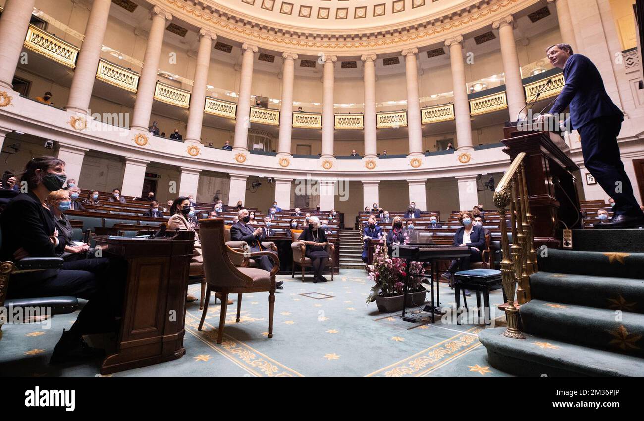 La reine Paola de Belgique (C) et le roi Albert II de Belgique (CL) photographiés comme discours du Premier ministre Alexander de Croo (R) lors de la célébration de la Fête du roi, au Parlement fédéral à Bruxelles, le lundi 15 novembre 2021. BELGA PHOTO BENOIT DOPPAGNE Banque D'Images