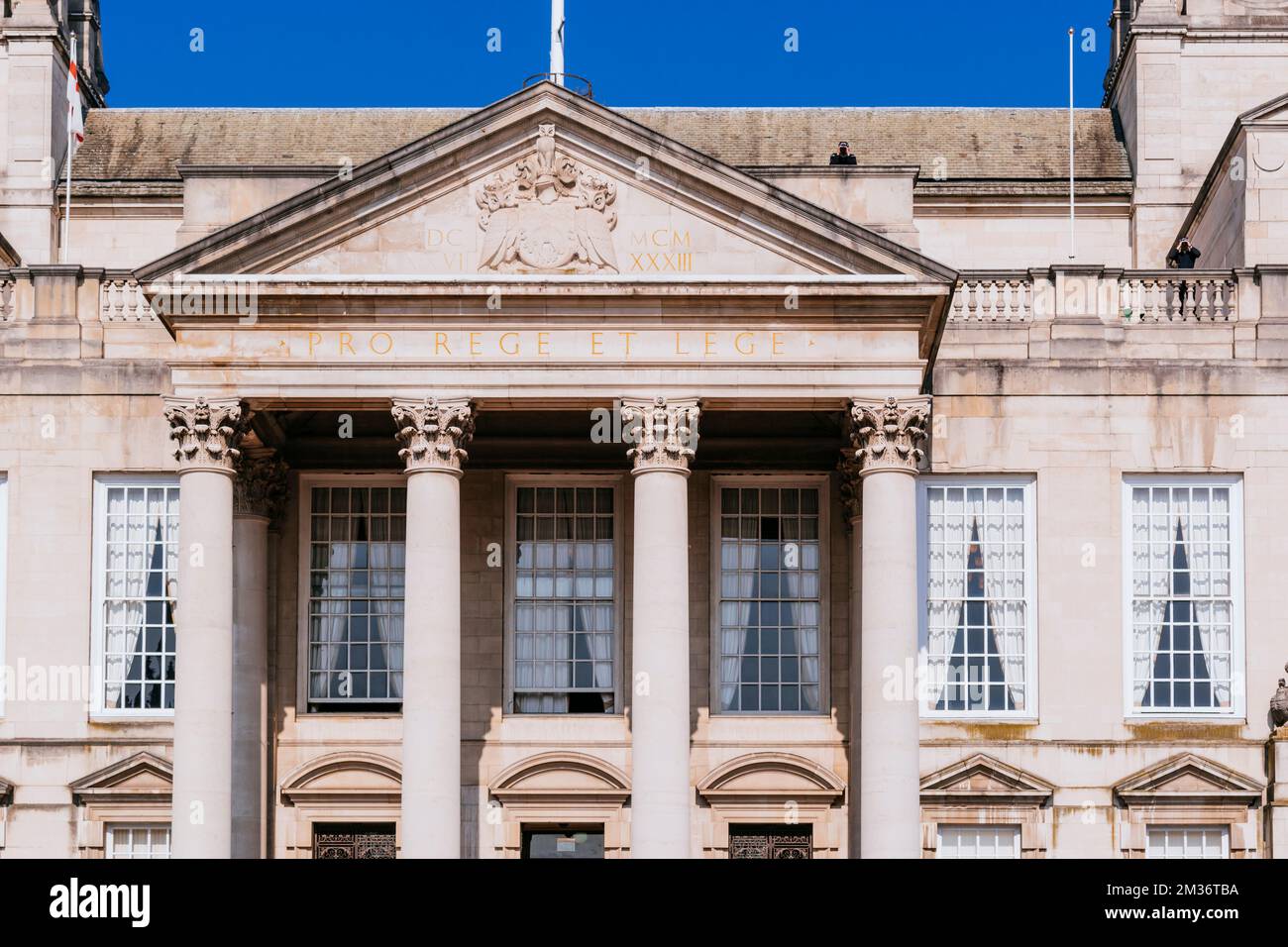 Façade de détail. Le Leeds Civic Hall est un bâtiment municipal situé dans le quartier civique de Leeds. Il a remplacé l'hôtel de ville de Leeds comme centre administratif Banque D'Images