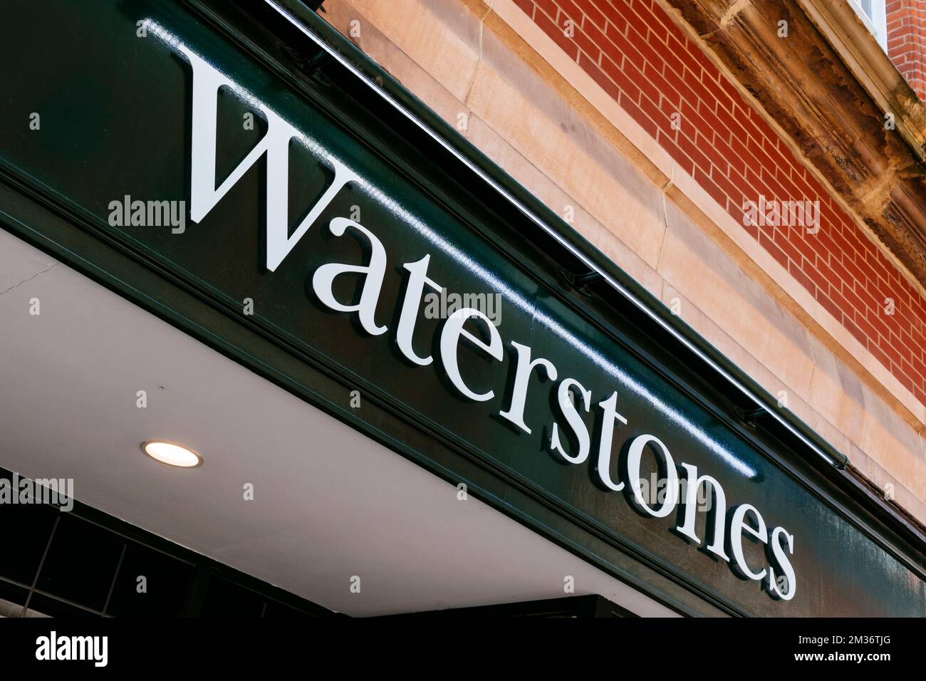 Waterstones, anciennement Waterstone's, est un détaillant britannique de livres. La façade et la signalisation de la librairie Waterstones. Leeds, West Yorkshire, Yorkshire et Banque D'Images