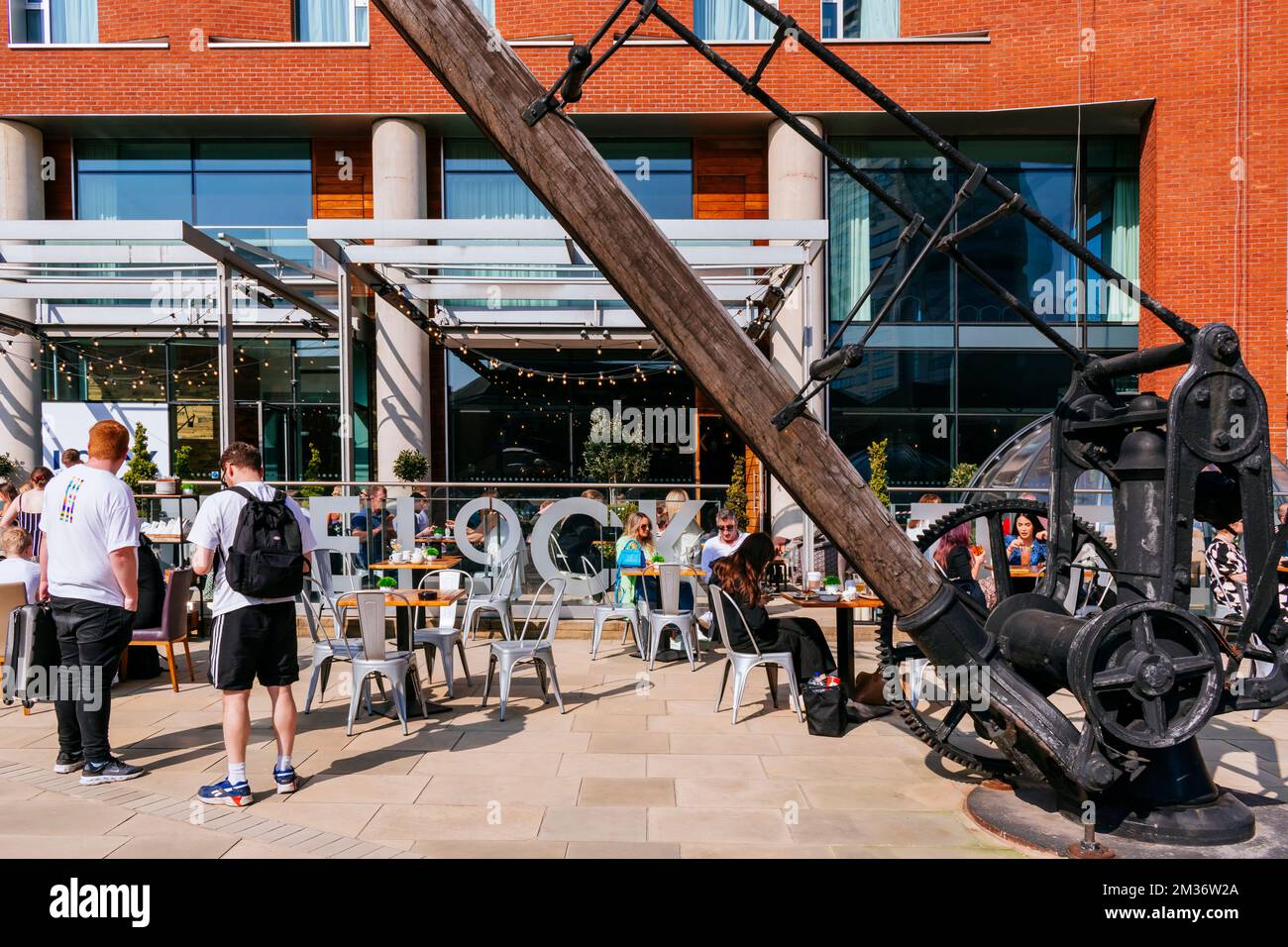 Les gens sont assis sur la terrasse. Waterman's place. Granary Wharf est un développement à usage mixte qui se trouve à côté des tunnels en briques à côté des Leeds et Liverp Banque D'Images