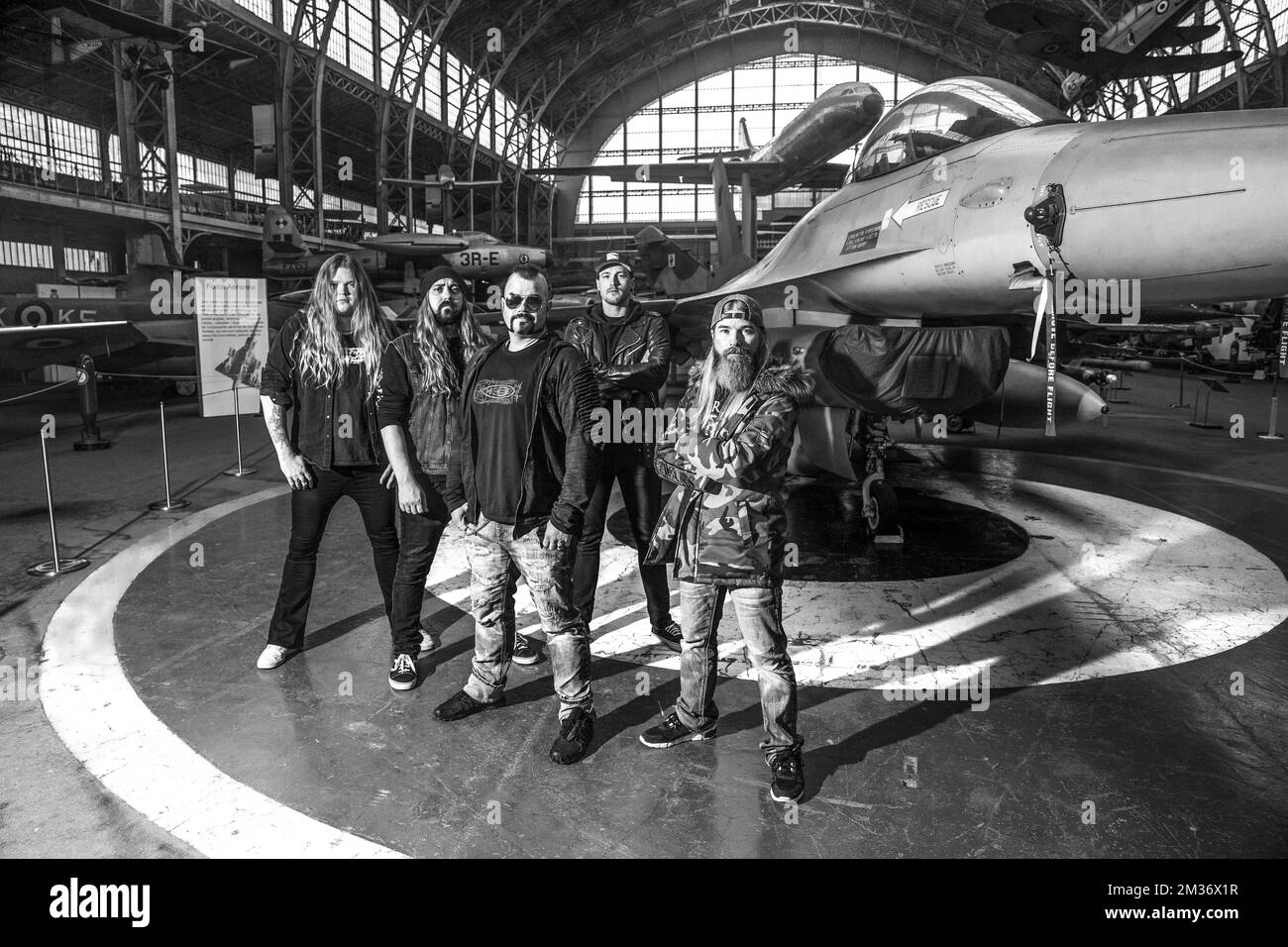 Le chanteur Joakim Broden (C) et ses bandmates posent pour le photographe lors d'une visite du groupe suédois de métaux lourds Sabaton au Musée royal de l'Armée et de l'Histoire militaire à Bruxelles le dimanche 21 novembre 2021. Ils présentent leur nouvel album à la presse internationale. BELGA PHOTO HATIM KAGHAT Banque D'Images