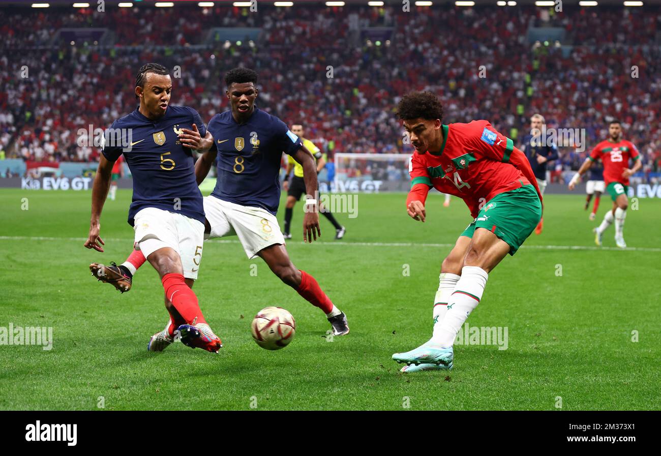 Al Khor, Qatar. 14th décembre 2022. Zakaria Aboukhlal, du Maroc, a bloqué son tir par Jules Kounde, de France, lors du match de la coupe du monde de la FIFA 2022 au stade Al Bayt, Al Khor. Le crédit photo devrait se lire: David Klein/Sportimage crédit: Sportimage/Alay Live News Banque D'Images
