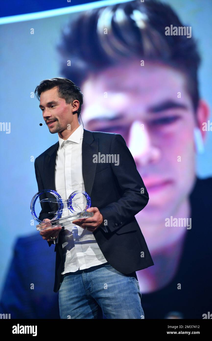 Primoz Roglil slovène et Wout van Aert belge photographiés lors de l'édition 30th de la cérémonie de remise des prix 'Kristall Fiets' (Crystal Bike - Velo de Cristal) pour le meilleur cycliste de la saison 2021, organisée par le journal flamand Het Laatste Nieuws, le mercredi 01 décembre 2021, à Vilvoorde. BELGA PHOTO DAVID STOCKMAN Banque D'Images