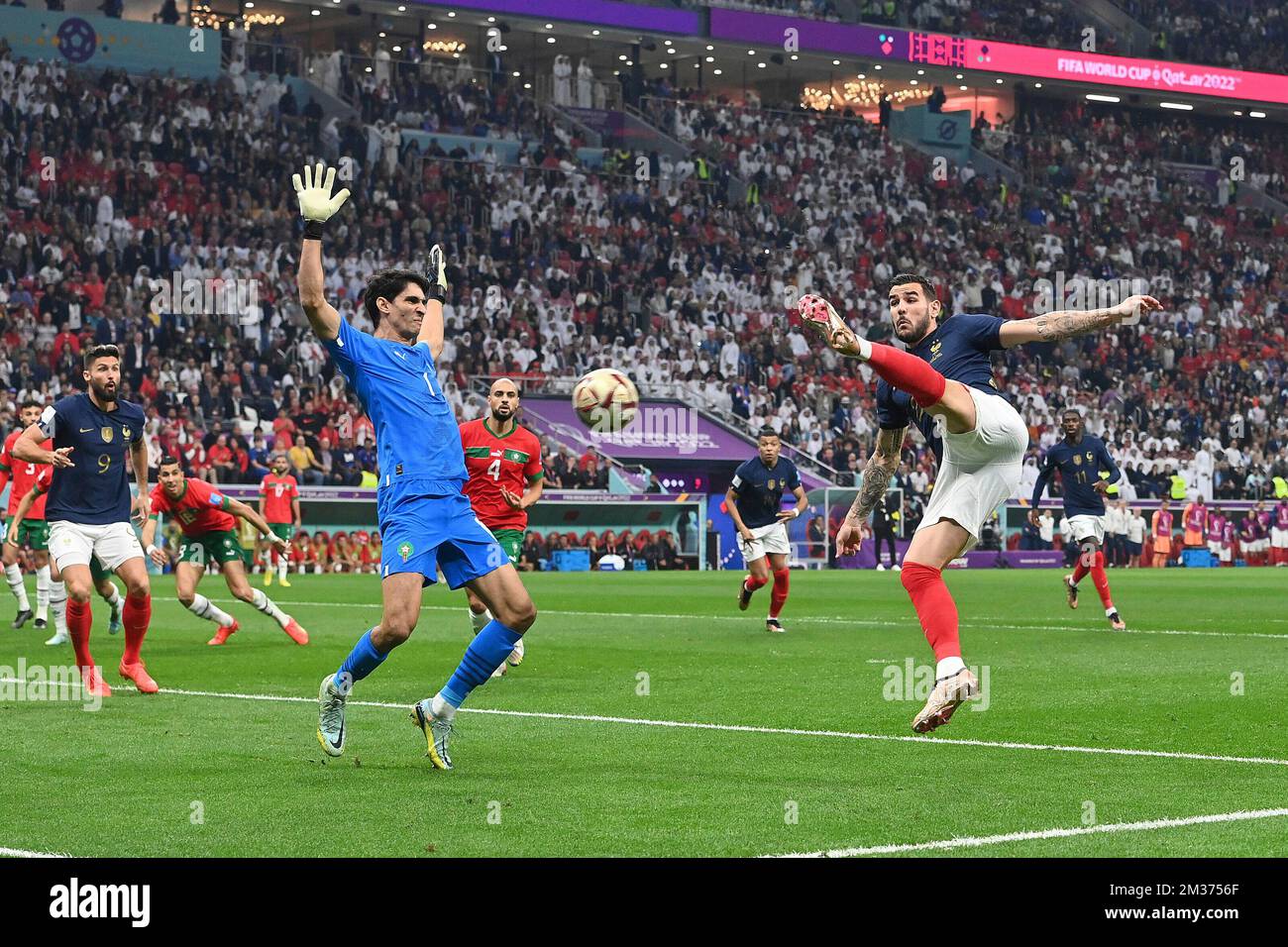 HERNANDEZ Theo (FRA) marque le but du faire 1-0, action, tir de but contre le gardien DE but BONO (MAR), scène de zone de pénalité. Demi-finale, demi-finale du match 62, France (FRA) - Maroc (MAR) sur 14 décembre 2022, coupe du monde de football du stade Al Bayt 20122 au Qatar de 20 novembre. - 18.12.2022 ? Banque D'Images