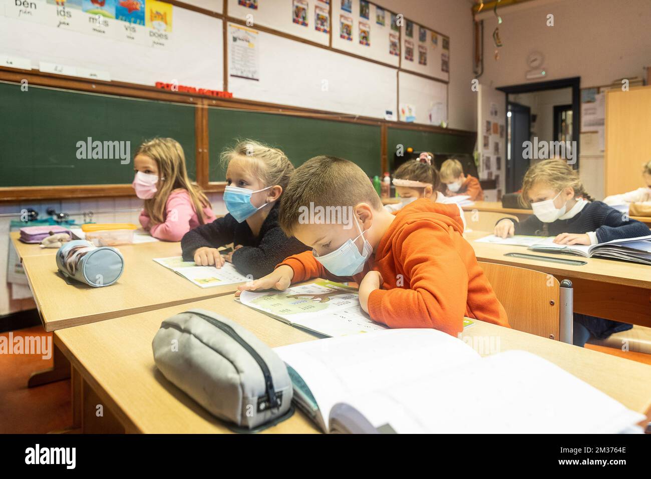 L'illustration montre des écoliers qui portent des masques buccaux dans leur salle de classe dans une école primaire de Gand, lundi 06 décembre 2021. À partir d'aujourd'hui, les enfants de six ans doivent porter une casquette dans les espaces publics, y compris dans les écoles. L'obligation de masque buccal s'inscrit dans le cadre de nouvelles mesures de sécurité et d'assainissement renforcées dans le contexte de la pandémie continue de Covid-19. BELGA PHOTO JAMES ARTHUR GEKIERE Banque D'Images