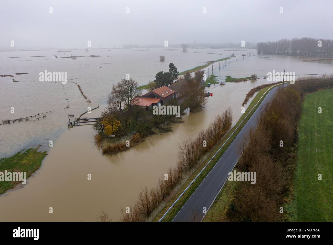 La photo d'un drone aérien montre des inondations le lundi 06 décembre 2021 à Lo-Reninge, après des jours de fortes pluies dans la province de Vlaanderen-Ouest. BELGA PHOTO KURT DESPLENTER Banque D'Images
