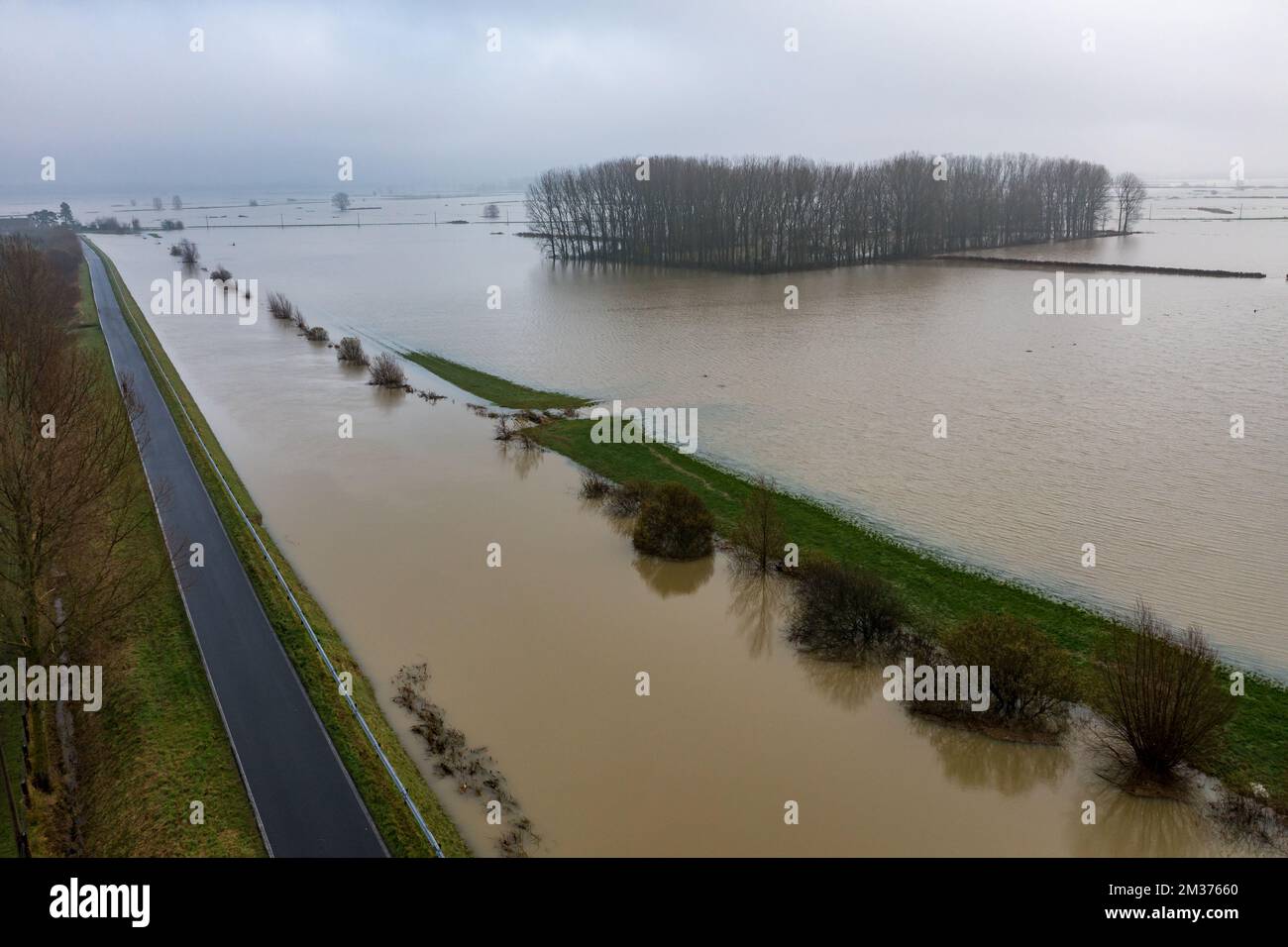 La photo d'un drone aérien montre des inondations le lundi 06 décembre 2021 à Lo-Reninge, après des jours de fortes pluies dans la province de Vlaanderen-Ouest. BELGA PHOTO KURT DESPLENTER Banque D'Images