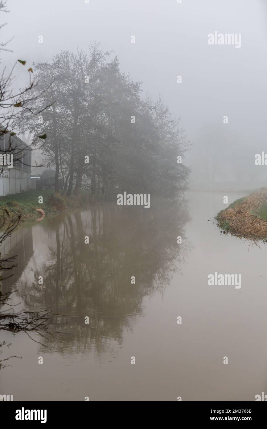 L'illustration montre des inondations le lundi 06 décembre 2021 à Lo-Reninge, après des jours de fortes pluies dans la province de Vlaanderen-Ouest. BELGA PHOTO KURT DESPLENTER Banque D'Images