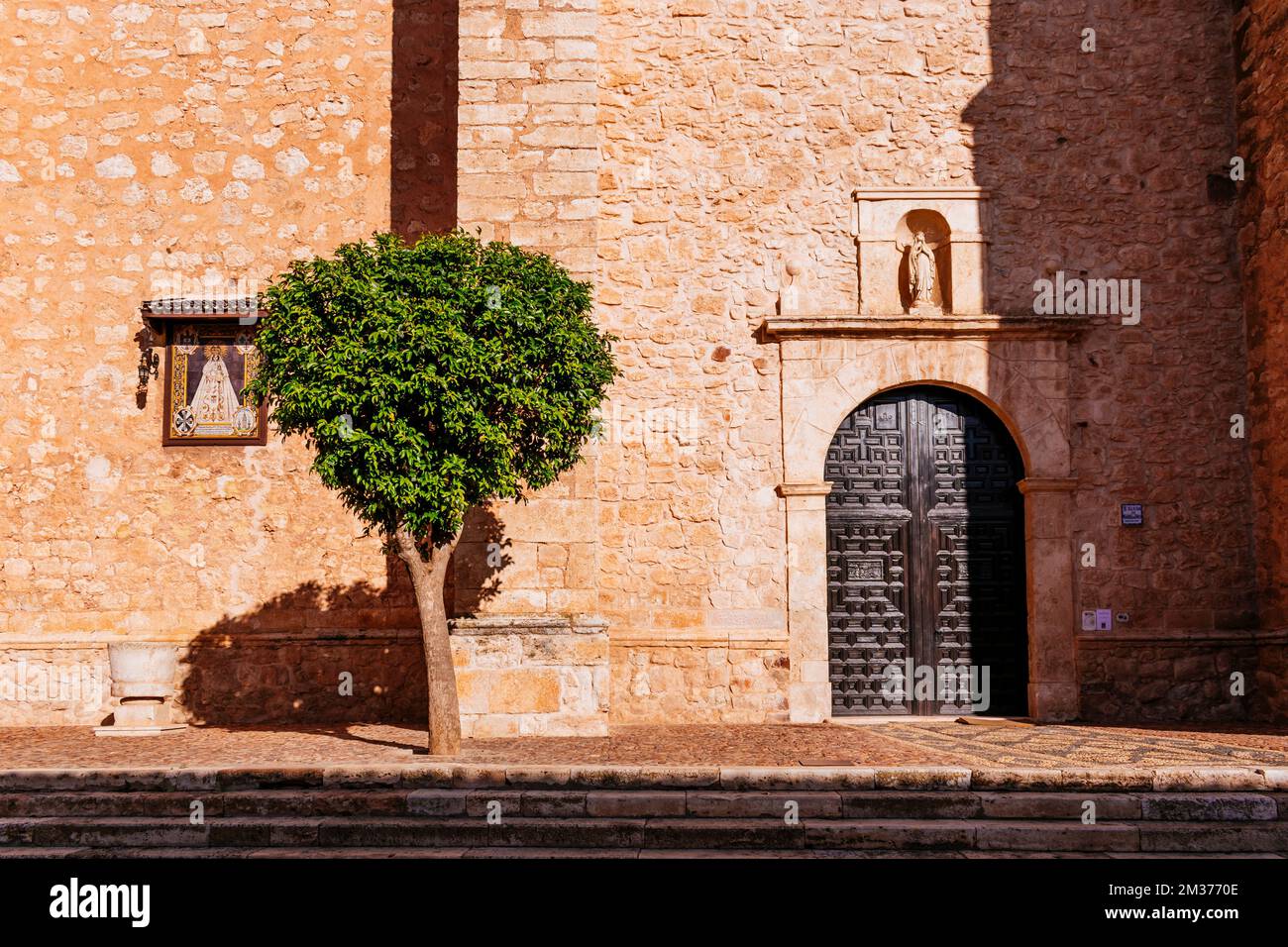 Iglesia de la Madre de Dios - Église de la mère de Dieu. Gothique tardif avec des nuances timides de la Renaissance, les grandes contreforts se distinguent. Almagro, Ciudad Banque D'Images