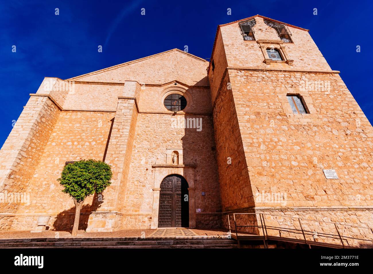 Iglesia de la Madre de Dios - Église de la mère de Dieu. Gothique tardif avec des nuances timides de la Renaissance, les grandes contreforts se distinguent. Almagro, Ciudad Banque D'Images
