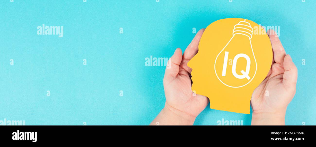 Tête humaine avec ampoule et IQ, étudiant intelligent, connaissance et concept de sagesse, pensez intelligent, test de cerveau Banque D'Images