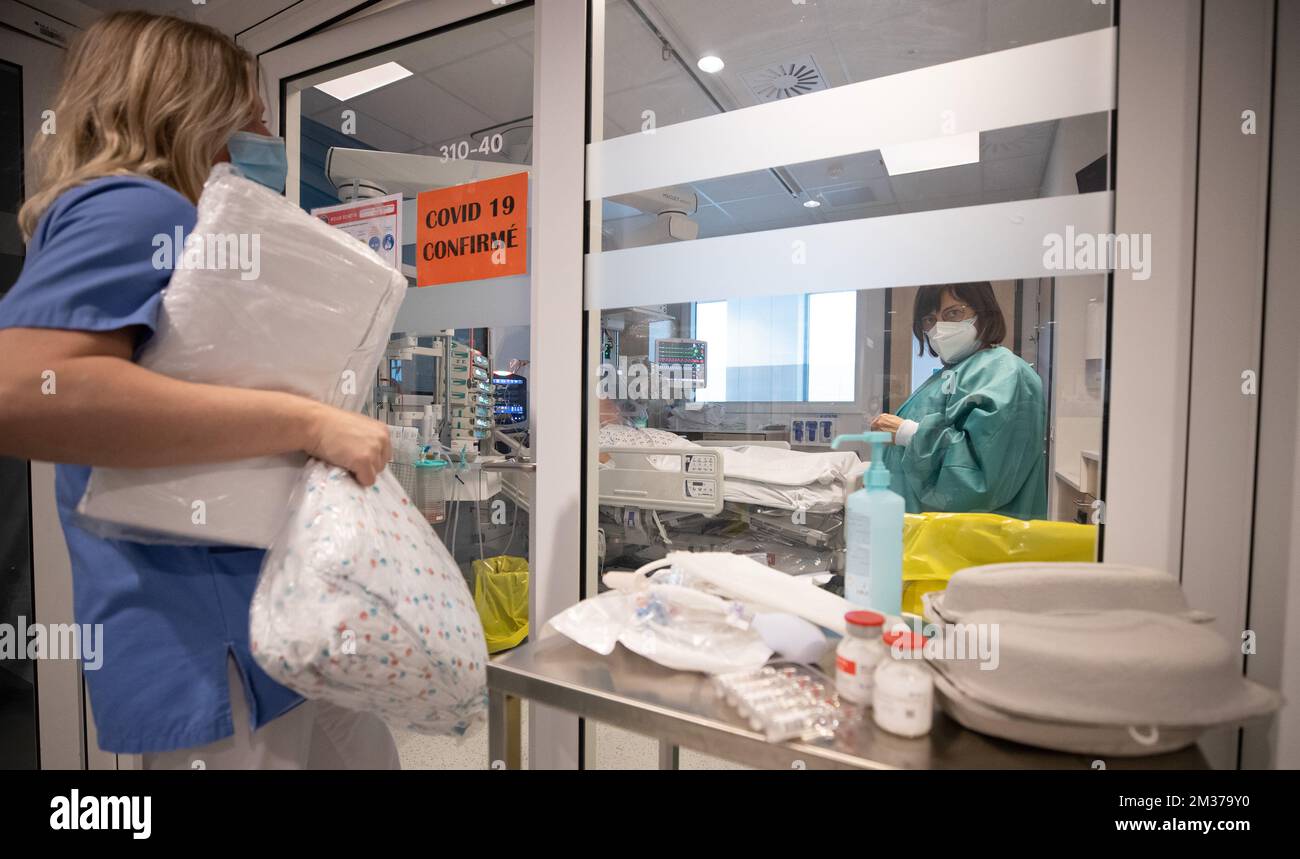 L'illustration montre l'unité de soins intensifs de la clinique CHC MontLegia, à Liège, le mardi 14 décembre 2021. La Belgique est frappée par une quatrième vague de la pandémie du coronavirus. BELGA PHOTO BENOIT DOPPAGNE Banque D'Images