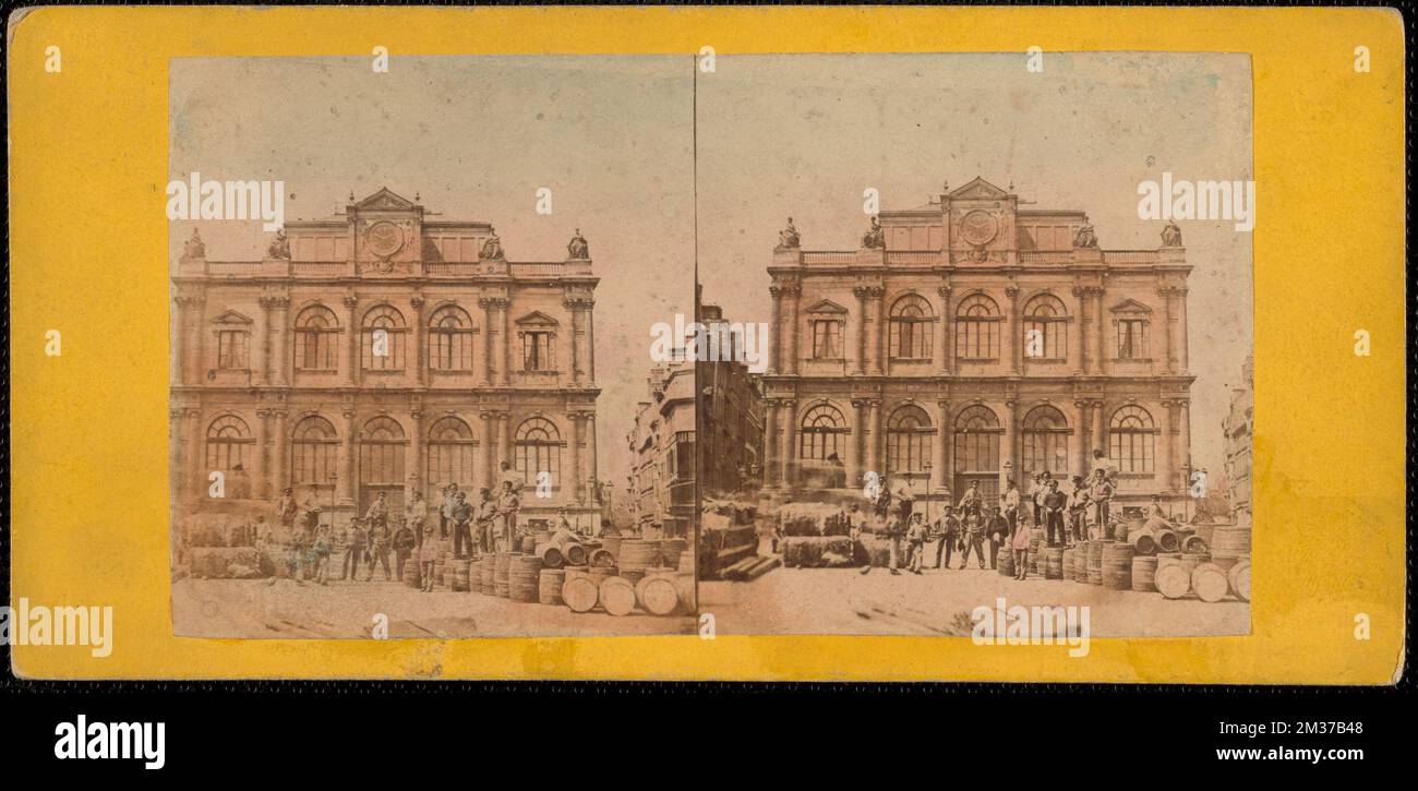 Un groupe se dresse devant un grand bâtiment par une pile de barils , de barils, de bâtiments, de la collection Alexandre Benois Banque D'Images