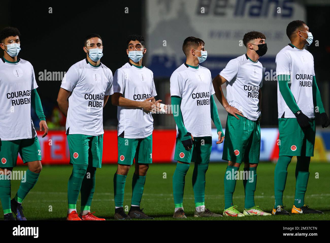 Les joueurs de Virton portent un T-shirt qui lit « courage Ruben » avant un match de football entre KVC Westerlo et RE Virton, dimanche 19 décembre 2021 à Westerlo, le jour 16 de la deuxième division de la « Ligue Pro 1B » du championnat de football belge. BELGA PHOTO DAVID PINTENS Banque D'Images