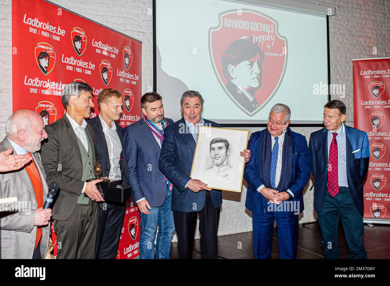 Le cycliste Eddy Merckx (3R) est vu lors d'une cérémonie du Prix Raymond Goethals pour l'entraîneur dont le style était le plus proche du style Goethals, le lundi 20 décembre 2021, à Grimbergen. BELGA PHOTO JONAS ROOSENS Banque D'Images