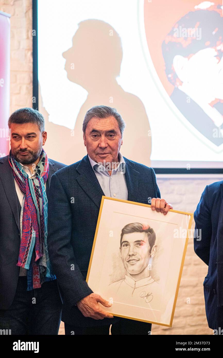Le cycliste Eddy Merckx (3R) est vu lors d'une cérémonie du Prix Raymond Goethals pour l'entraîneur dont le style était le plus proche du style Goethals, le lundi 20 décembre 2021, à Grimbergen. BELGA PHOTO JONAS ROOSENS Banque D'Images