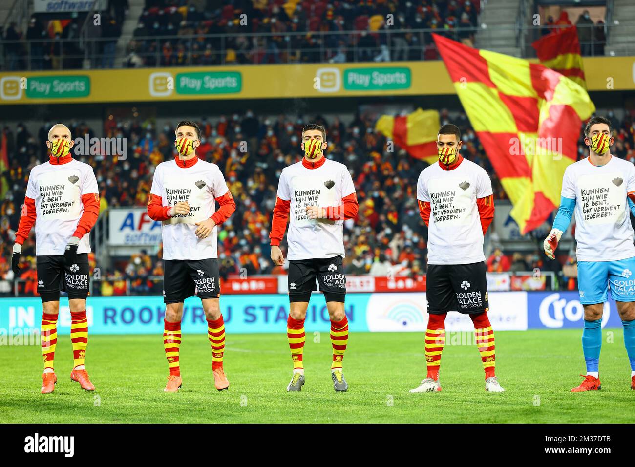 Les joueurs de Mechelen portent un T-shirt avec le slogan 'kunnen zijn wie je Bent, dat verdient iedereen', de la semaine de Warmste, avant un match de football entre KV Mechelen et KAS Eupen, le mercredi 22 décembre 2021 à Mechelen, dans la ronde de huit de la coupe de football belge 'Croky'. BELGA PHOTO DAVID PINTENS Banque D'Images