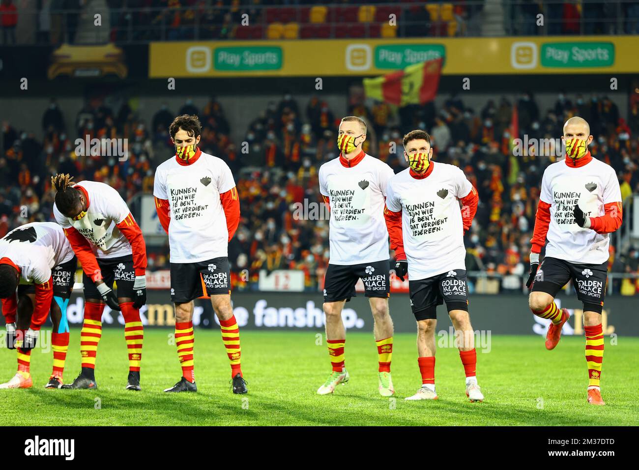 Les joueurs de Mechelen portent un T-shirt avec le slogan 'kunnen zijn wie je Bent, dat verdient iedereen', de la semaine de Warmste, avant un match de football entre KV Mechelen et KAS Eupen, le mercredi 22 décembre 2021 à Mechelen, dans la ronde de huit de la coupe de football belge 'Croky'. BELGA PHOTO DAVID PINTENS Banque D'Images