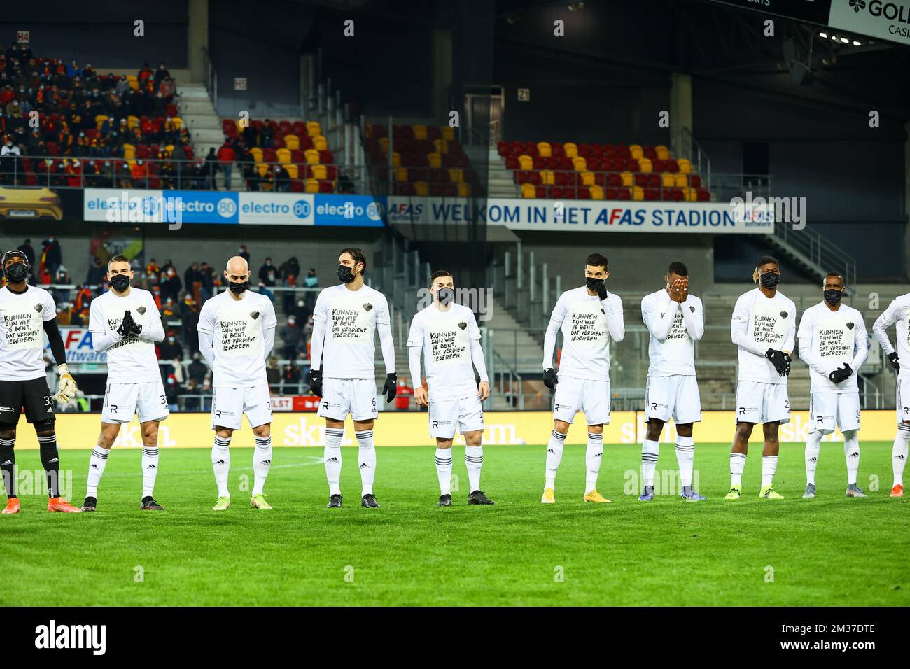 Les joueurs de Mechelen portent un T-shirt avec le slogan 'kunnen zijn wie je Bent, dat verdient iedereen', de la semaine de Warmste, avant un match de football entre KV Mechelen et KAS Eupen, le mercredi 22 décembre 2021 à Mechelen, dans la ronde de huit de la coupe de football belge 'Croky'. BELGA PHOTO DAVID PINTENS Banque D'Images