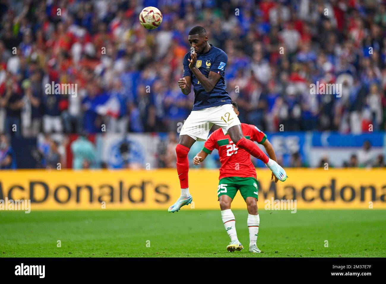 AL KHOR, QATAR - DÉCEMBRE 14 : Randal Kolo Muani de France remporte un titre défensif lors de la demi-finale - coupe du monde de la FIFA, Qatar 2022 match entre la France et le Maroc au stade Al Bayt sur 14 décembre 2022 à Al Khor, Qatar (photo de Pablo Morano/BSR Agency) crédit : BSR Agency/Alamy Live News Banque D'Images