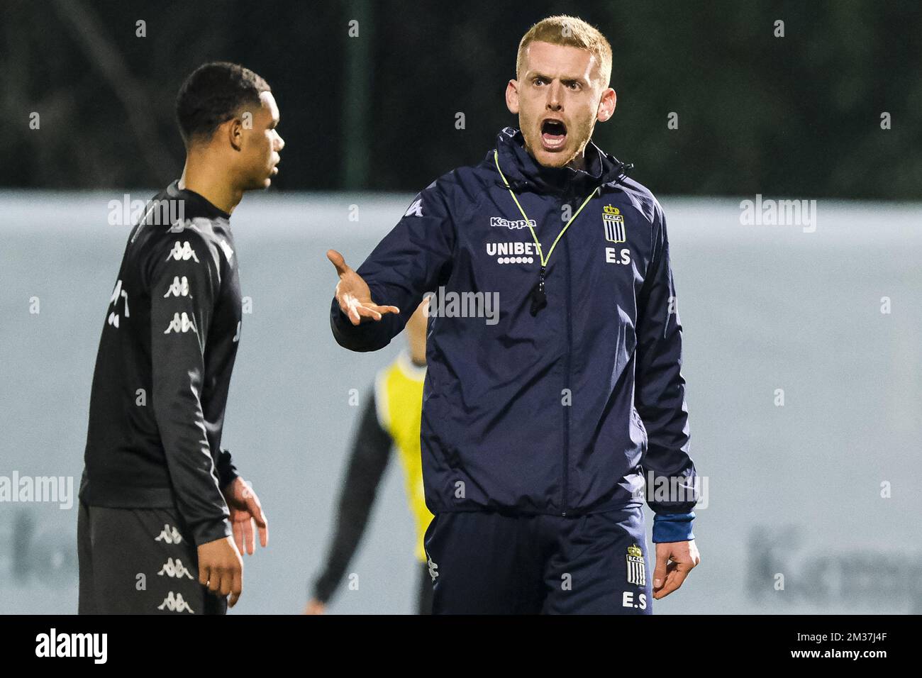 Edward, entraîneur-chef de Charleroi, encore photographié lors d'une session d'entraînement au camp d'entraînement d'hiver de l'équipe belge de football Sporting Charleroi à Antalya, Turquie, mercredi 05 janvier 2022. BELGA PHOTO NICOLAS LAMBERT Banque D'Images