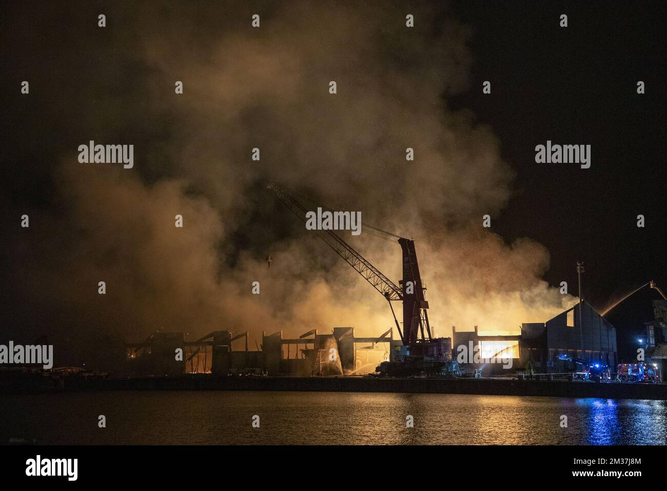 L'illustration montre un incendie dans la zone industrielle du port de Gand le mercredi 05 janvier 2022. BELGA PHOTO NICOLAS MATERLINCK Banque D'Images