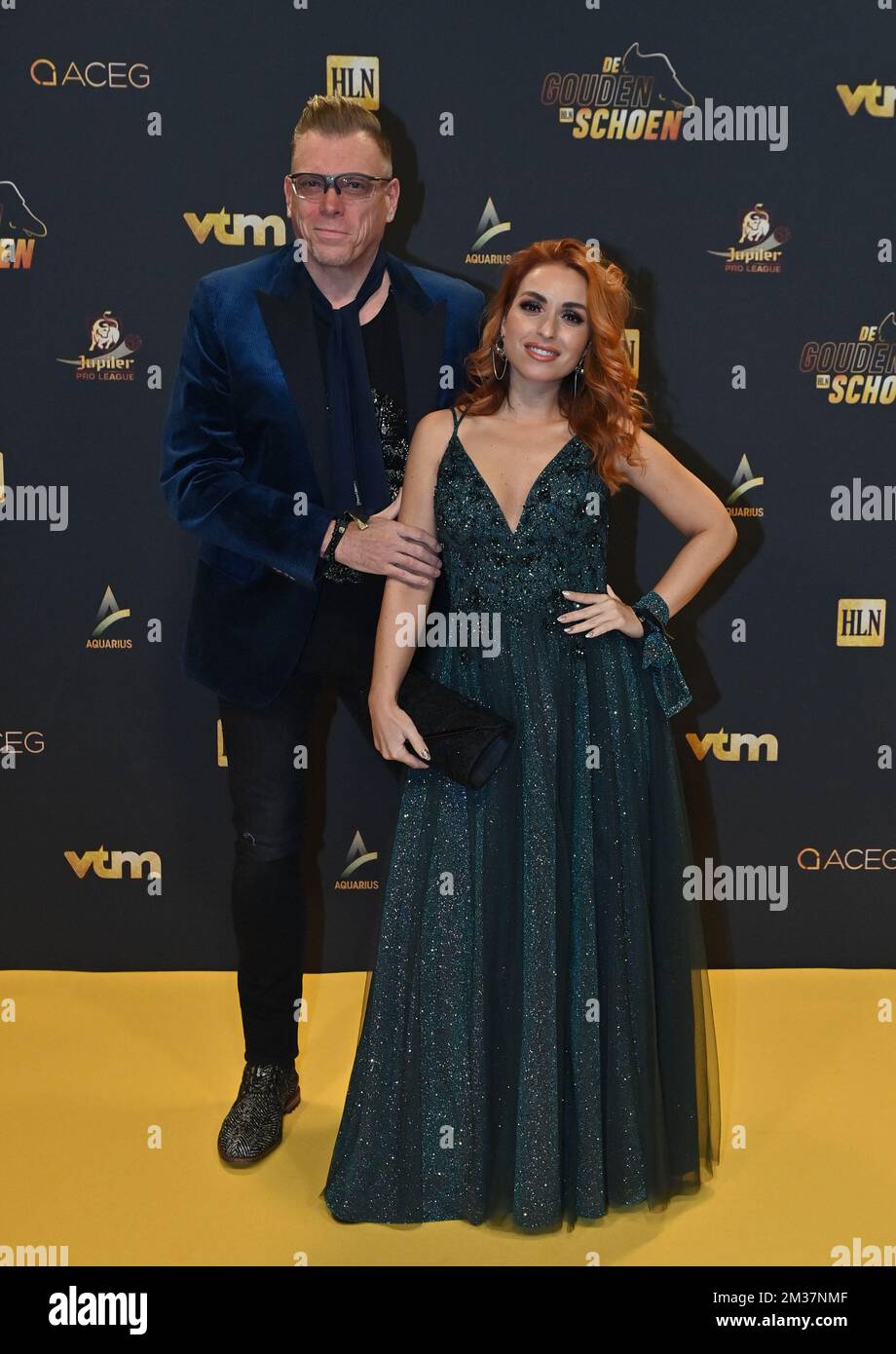 Le DJ Pat Krimson et la chanteuse Loredana de Amicis photographiés sur le tapis rouge à l'arrivée de l'édition 68th de la cérémonie de remise des prix « Golden Shoe », le mercredi 12 janvier 2022, à Puurs. La Golden Shoe (Gouden Schoen / Soulier d'Or) est un prix pour le meilleur joueur de football du championnat belge Jupiler Pro League pendant l'année 2019. BELGA PHOTO DIRK WAEM Banque D'Images