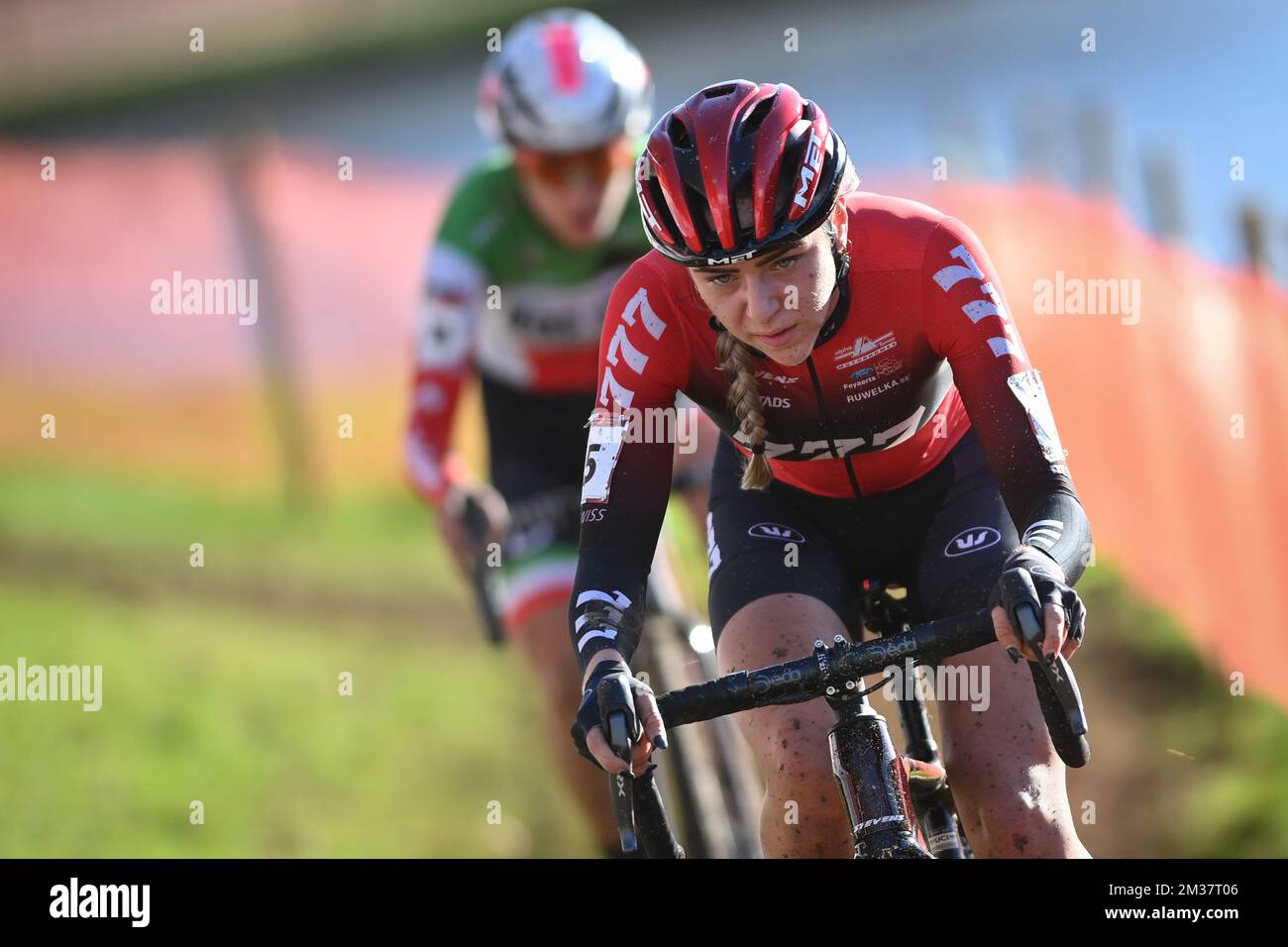 Dutch Inge van der Heijden photographié en action lors de la course d'élite  féminine à la coupe du monde du cyclocross à Flamanville, France, dimanche  16 janvier 2022, la scène 14th (sur