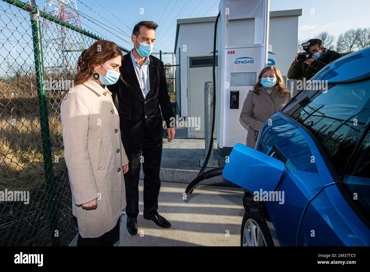 Thierry Saegeman, PDG d'Engie Belgium, et Zuhal Demir, ministre flamand de l'Environnement, de l'Energie, du Tourisme et de la Justice, ont photographié lors de l'inauguration de la première station de charge éolienne ultra-rapide en Belgique, à Mendonk, Gand, lundi 17 janvier 2022. La station est commandée par le ministre flamand Demir et le PDG d'Engie Belgium Saegeman. Trois nouvelles éoliennes sur le site Engie de Rodenhuize sont directement liées à deux points de charge, chacun pouvant fournir jusqu'à 175 kW de puissance lorsqu'il est utilisé simultanément et jusqu'à 350 kW en utilisation unique. Vous pouvez faire le plein d'une autonomie de 200 kilomètres ici Banque D'Images