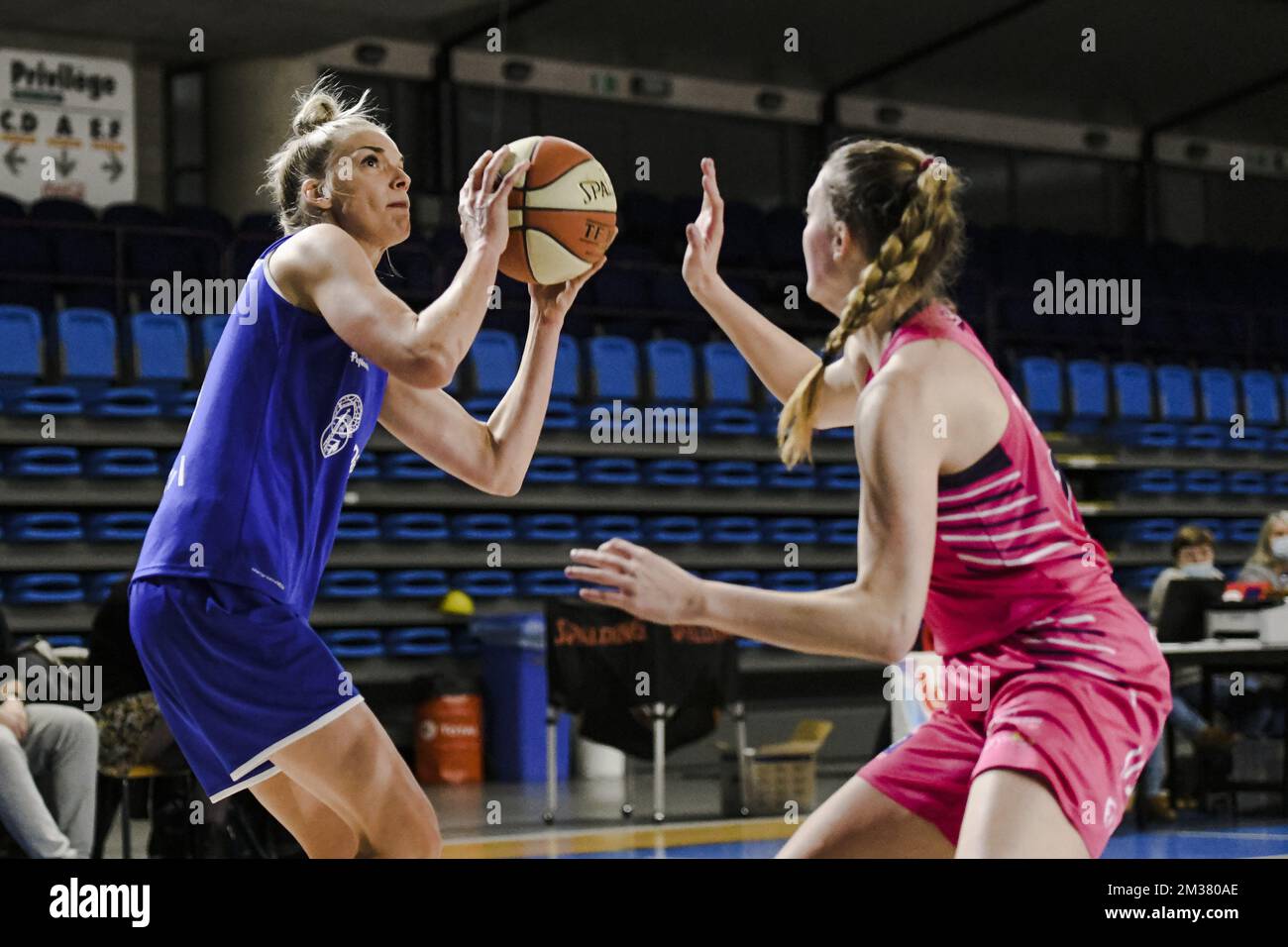 Jill Bettonvil de Pepinster et Descamps de Manon de Liège photographiés lors d'un match de championnat de femmes de basket belge entre RBC Pepinster est Belgique et Liège Panthers, à Wegnez, mardi 25 janvier 2022. BELGA PHOTO NICOLAS LAMBERT Banque D'Images